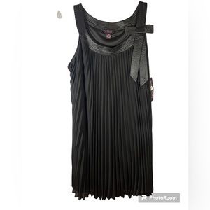 Women’s Robbie Bee pleated formal dress. Size 24W